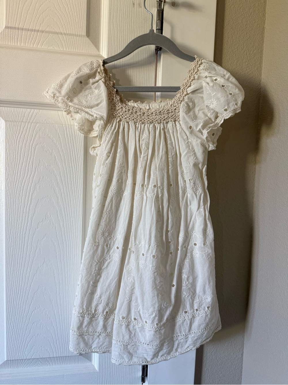 Zara girls cream colored dress. Like new. Size 6
